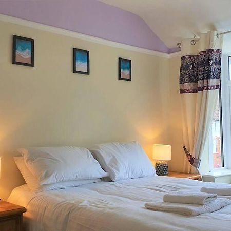 5 Bed, 2 Bath Home + Terrace, Garden & Parking Swindon Eksteriør billede