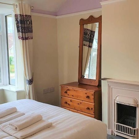 5 Bed, 2 Bath Home + Terrace, Garden & Parking Swindon Eksteriør billede