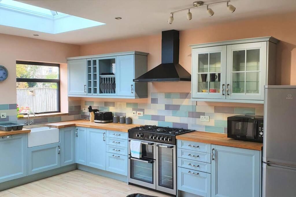 5 Bed, 2 Bath Home + Terrace, Garden & Parking Swindon Eksteriør billede