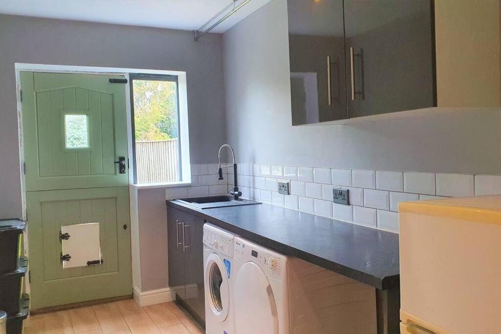 5 Bed, 2 Bath Home + Terrace, Garden & Parking Swindon Eksteriør billede