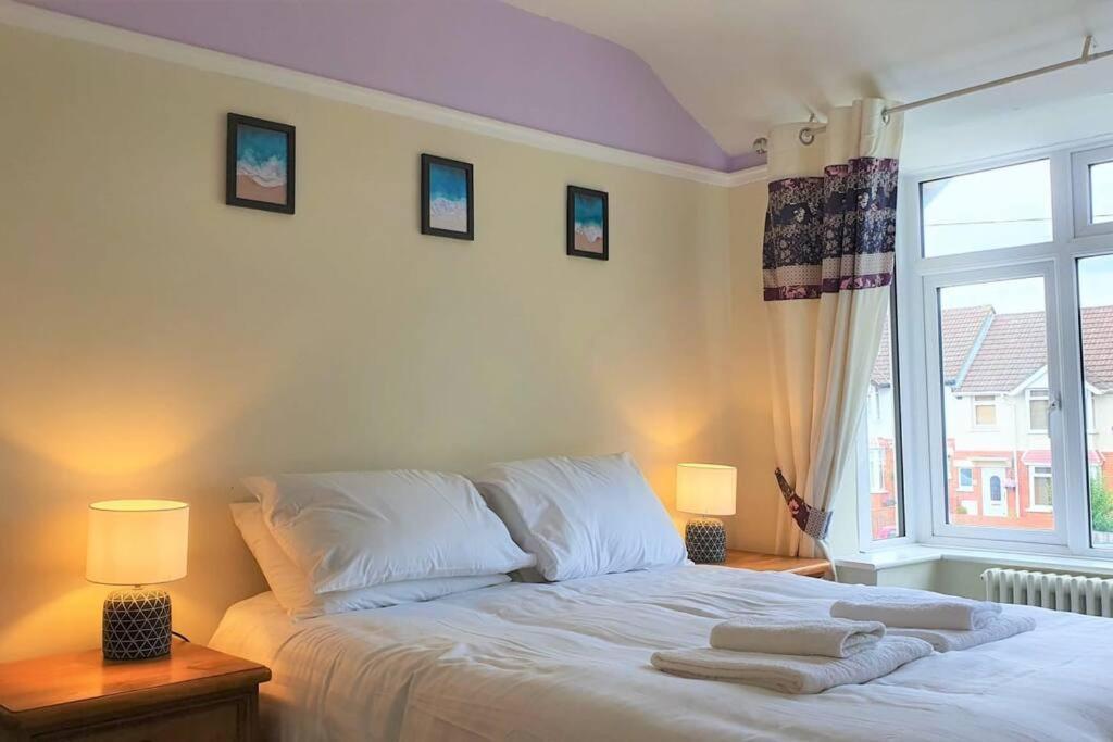 5 Bed, 2 Bath Home + Terrace, Garden & Parking Swindon Eksteriør billede
