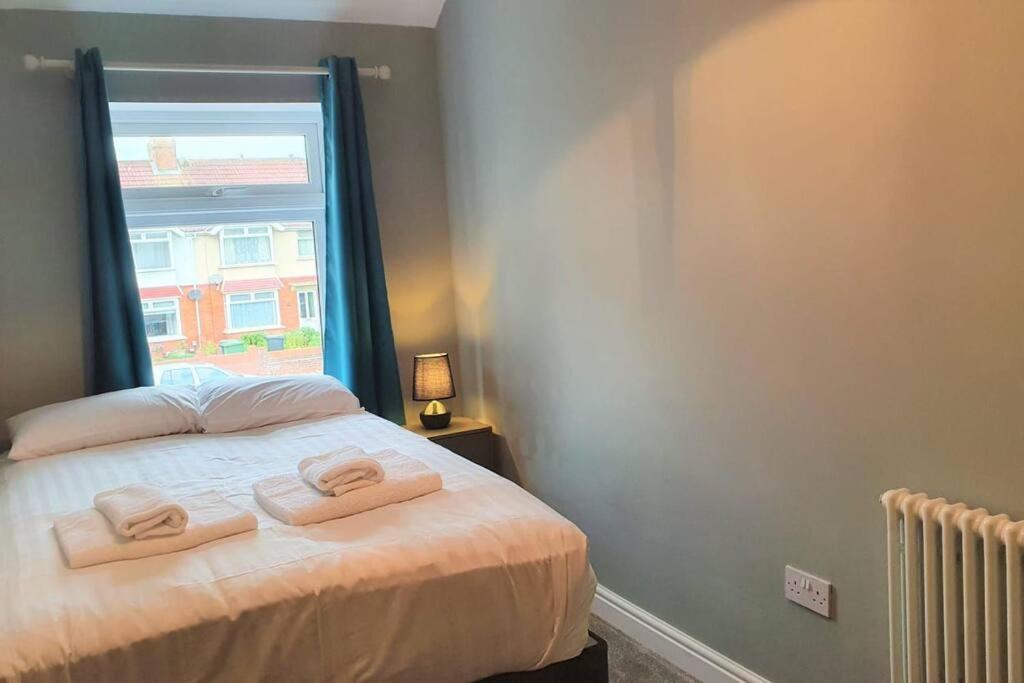5 Bed, 2 Bath Home + Terrace, Garden & Parking Swindon Eksteriør billede
