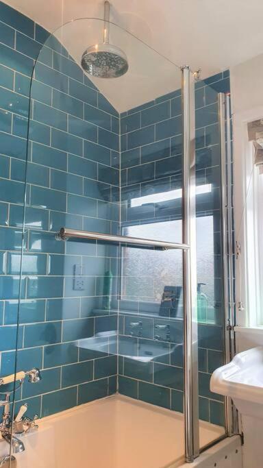 5 Bed, 2 Bath Home + Terrace, Garden & Parking Swindon Eksteriør billede
