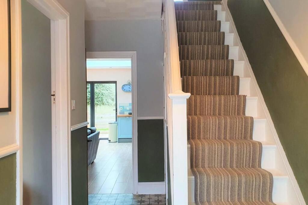 5 Bed, 2 Bath Home + Terrace, Garden & Parking Swindon Eksteriør billede
