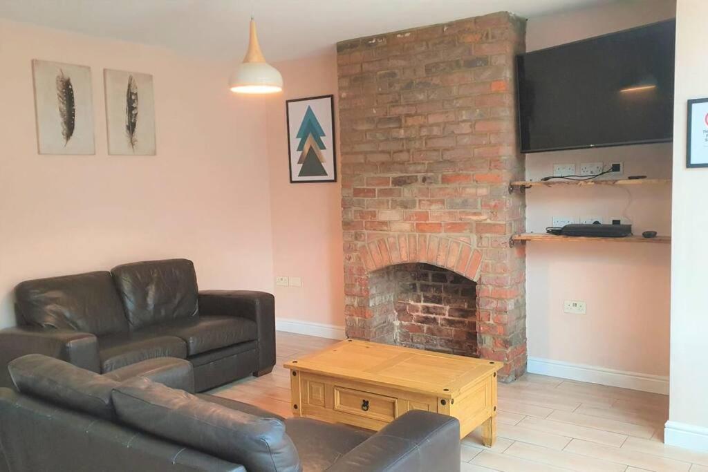 5 Bed, 2 Bath Home + Terrace, Garden & Parking Swindon Eksteriør billede